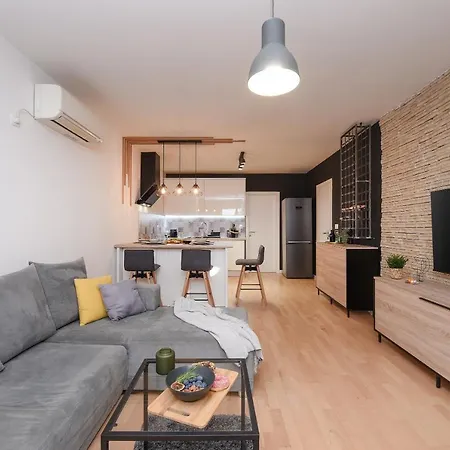 L&r Luxury Apartment- Free Parking Apartamento