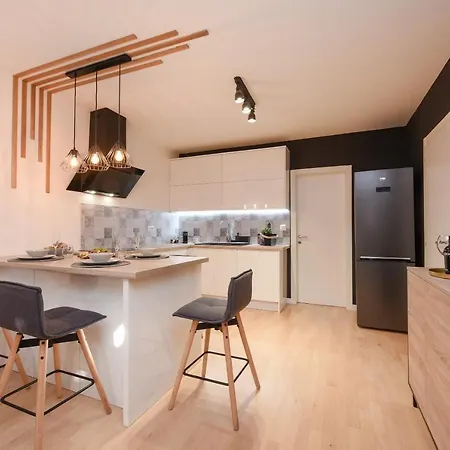 Апартаменты L&r Luxury Apartment- Free Parking