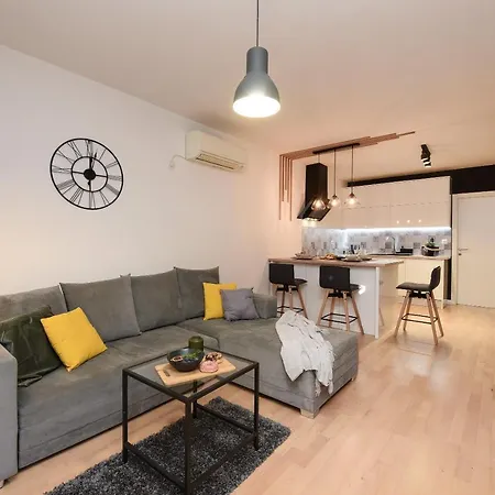 L&r Luxury Apartment- Free Parking Апартаменты *