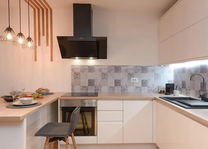 Апартаменты L&r Luxury Apartment- Free Parking